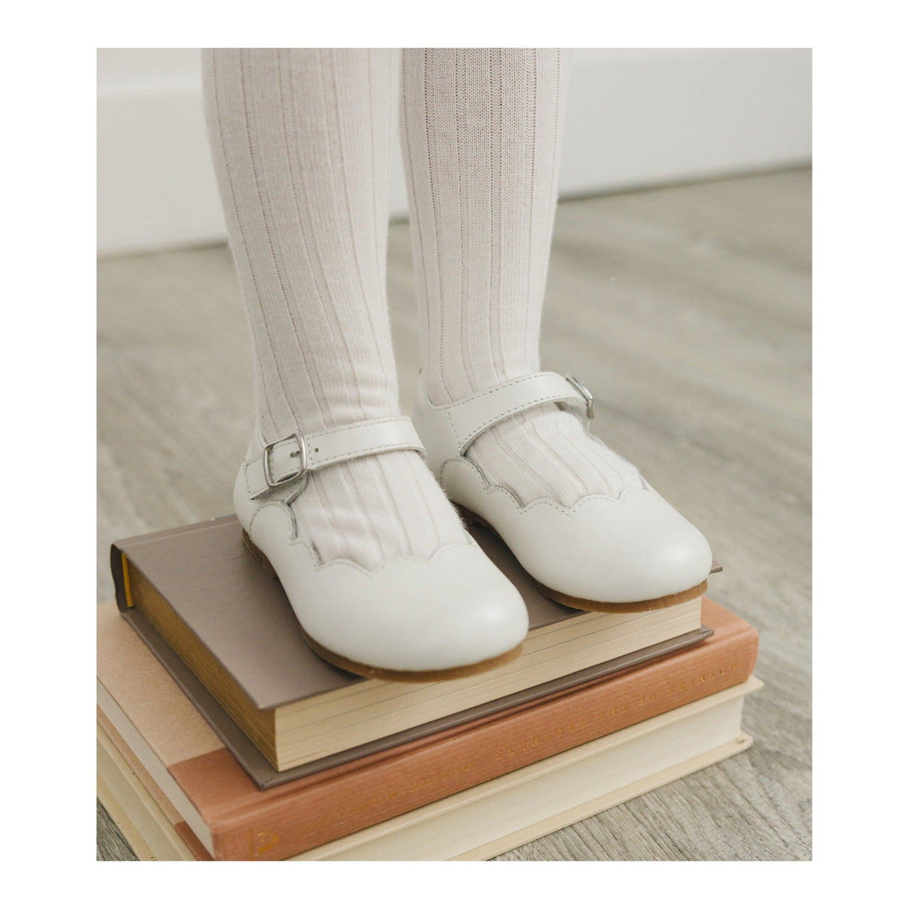 Sonia Scalloped Flat | White