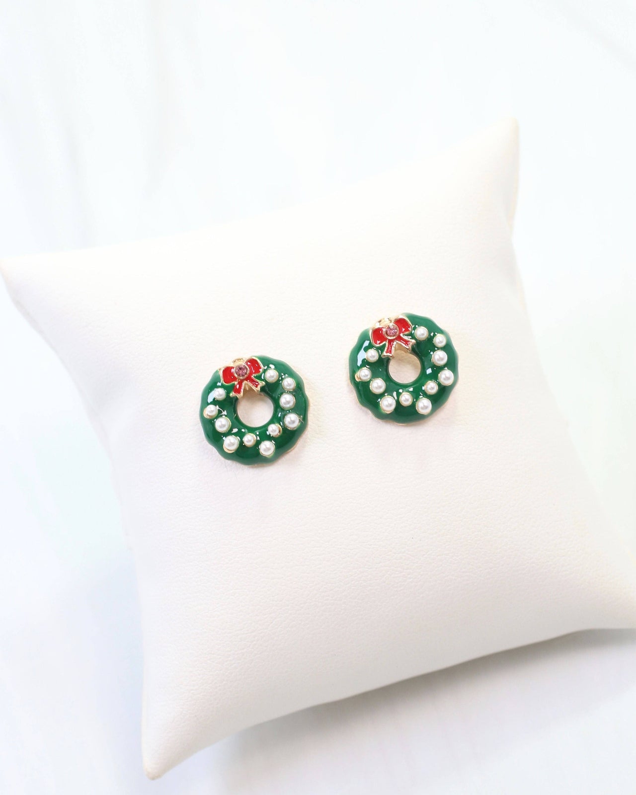 Rockin the Wreath Stud Pearl