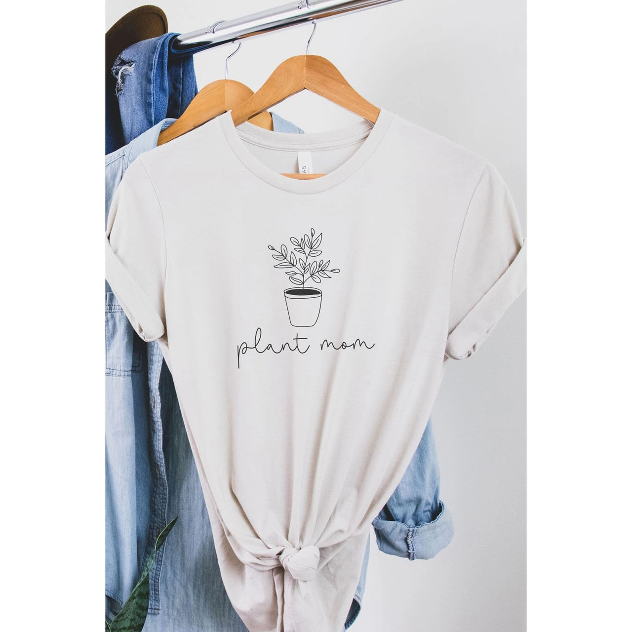 The Plant Mom Graphic Tee